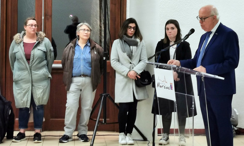 maire + agents recenseurs.jpg