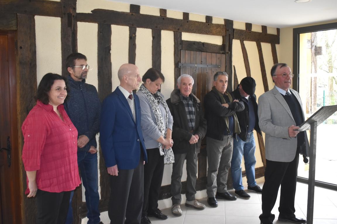 Christian Dupouy entouré de son conseil municipal