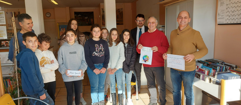 Les élèves du collège Gabriel Séailles remettent un chèque conséquent à l'association Grain de Riz