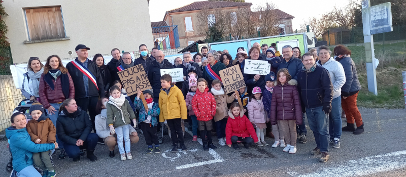 Les parents d'élèves et les Elus manifestent contre la fermeture d'une classe