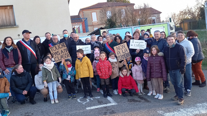 Les parents d'élèves et les Elus manifestent contre la fermeture d'une classe