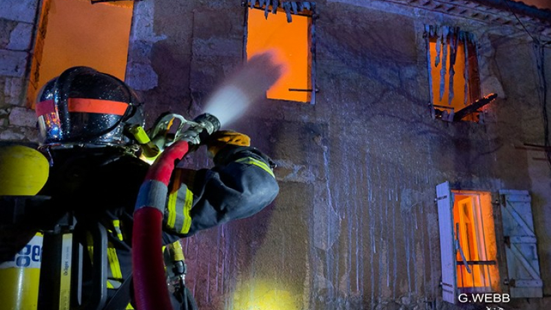 Une maison détruite par les flammes
