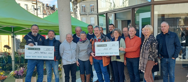 Le Crédit Agricole remet deux chèques à deux associations vicoises