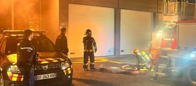 "Au feu les pompiers... La Gendarmerie brûle."