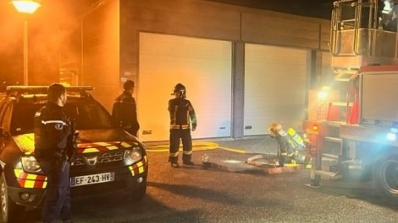 "Au feu les pompiers... La Gendarmerie brûle."