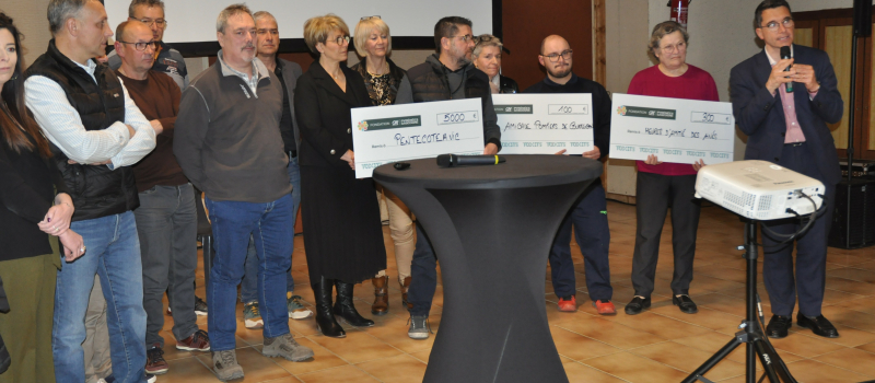 Remise de chèques lors de la soirée de Rencontre Sociétaires du Crédit Agricole