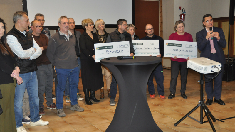 Remise de chèques lors de la soirée de Rencontre Sociétaires du Crédit Agricole