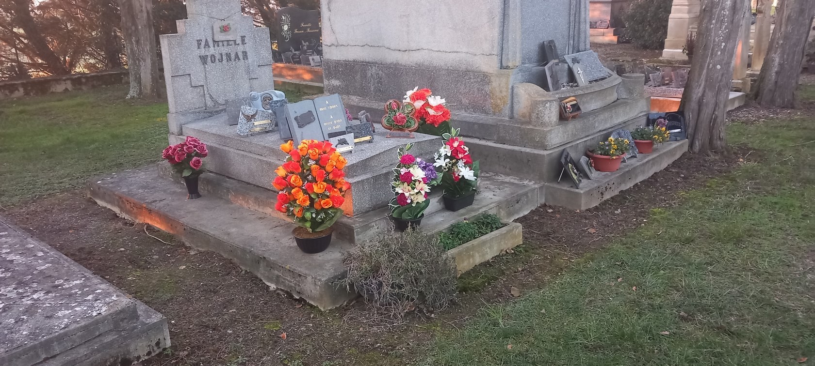 La tombe d'Emile Wojnar,dans le petit cimetière d'Aussos