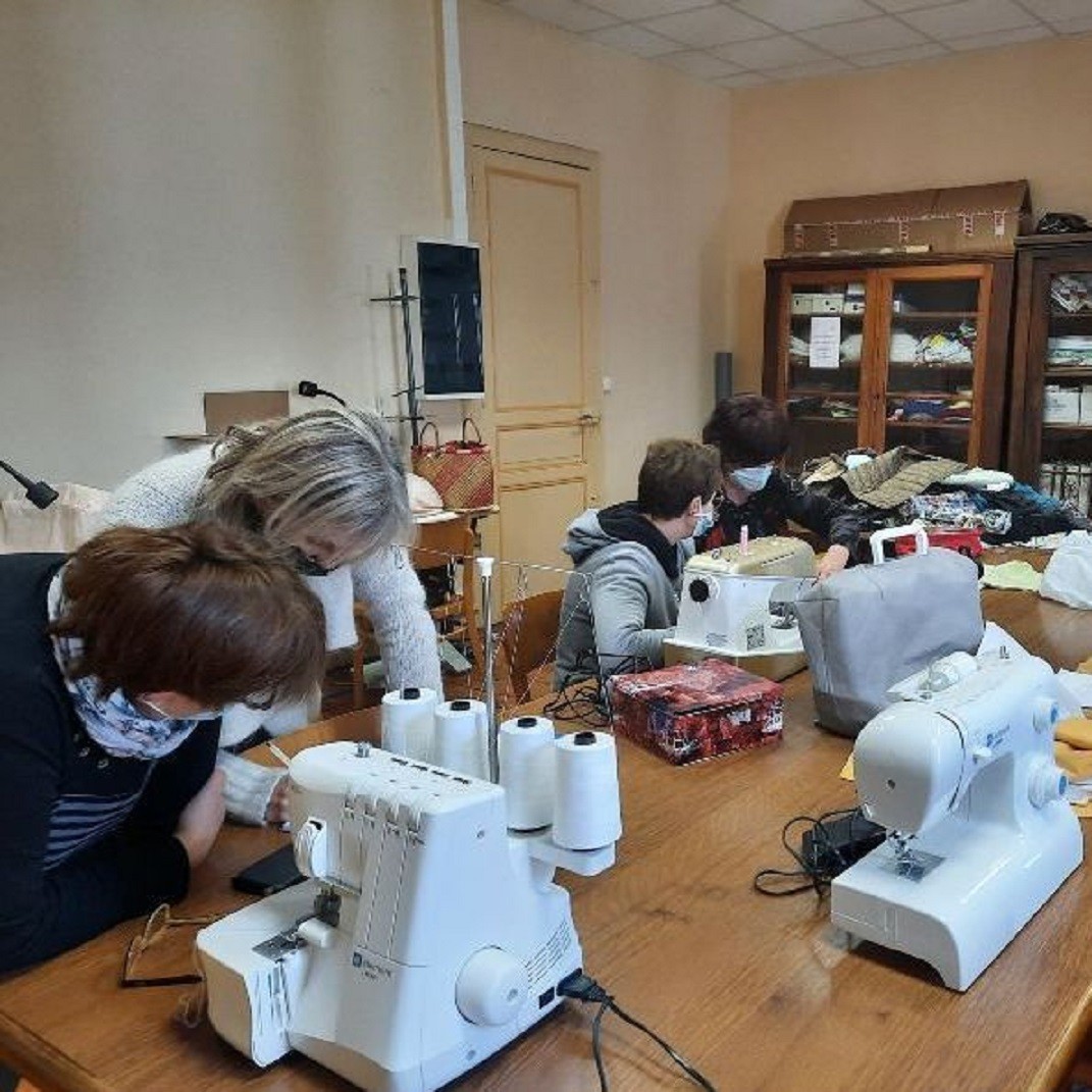 Les couturières  regagnent le bien-être du fait main d’un regain d’intérêt pour le fait maison    © Crédit Photo archives  Asso Pierre et Terre