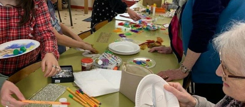 Des jeunes et des paillettes au club toujours sourire generation mouvement