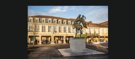 0 Les couverts de la mairie depuis la statue équestre de d'Artagnan 1bis 121220.jpg