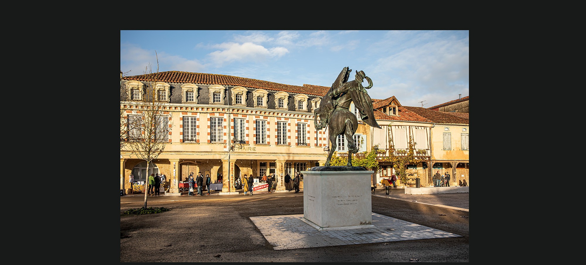 0 Les couverts de la mairie depuis la statue équestre de d'Artagnan 1bis 121220.jpg