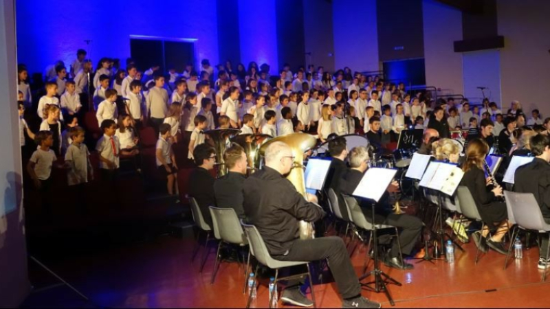 La société philharmonique et les écoles, vous emmènent en voyage