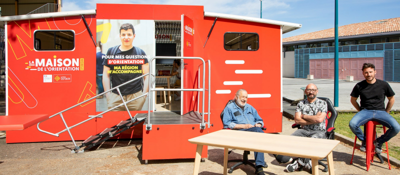 La MOM (Maison d'orientation mobile) de la Région en visité éclair à Nogaro