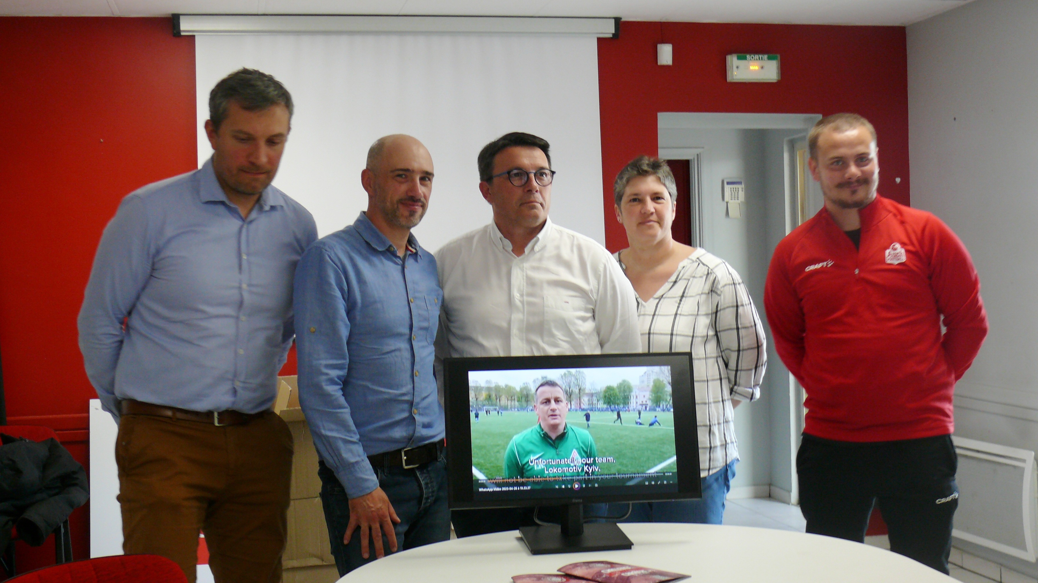 Les co-présidents d'Auch Football, David Sist et Carine Corraze et les Conseillers Départementaux, Jérôme Samalens et Camille Bonne devant la Vidéo du Lokomotiv Kiev.