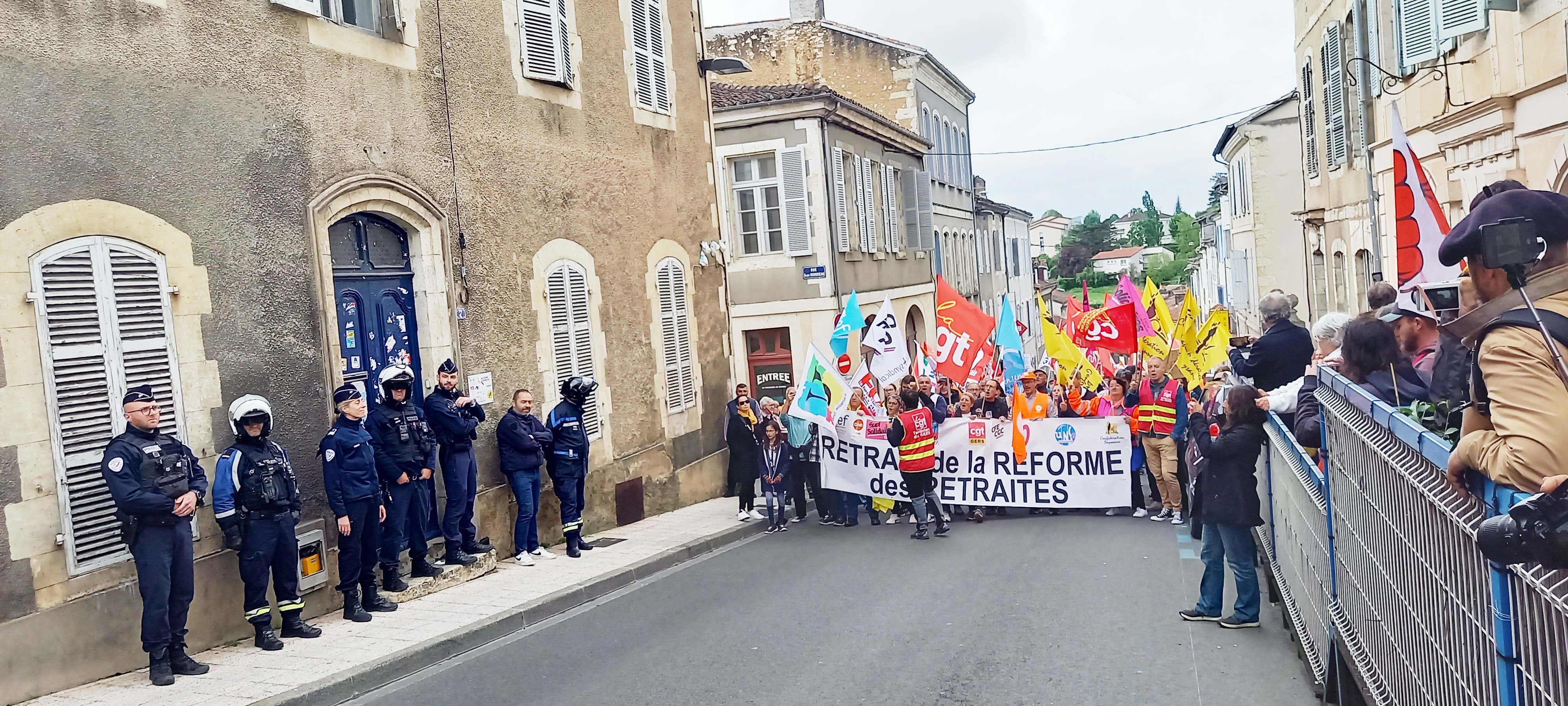 La permanence du député Jean-René Cazeneuve protégée par la police.