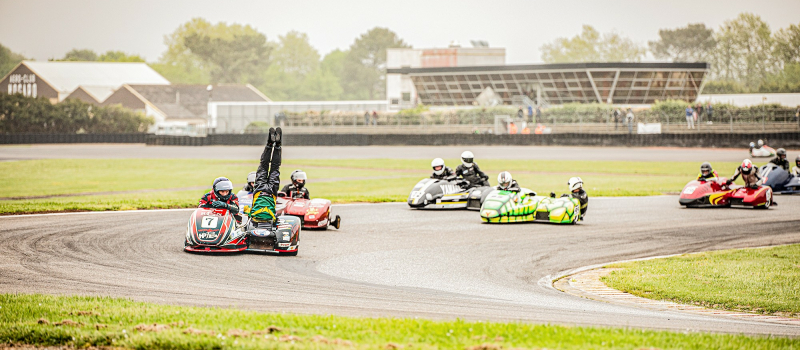 Les side-cars s'adaptent à la piste humide à Nogaro lors des courses Superbike