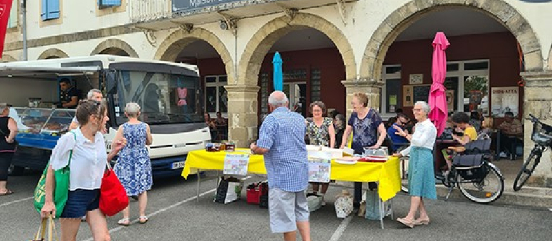 AEDS présente sur le marché du 18 mai avec une vente de gâteaux