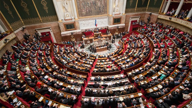une-seance-dans-l-hemicycle-de-l-assemblee-nationale_slide_full.jpg