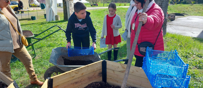 Plantation de printemps dans la jardinière comestible !