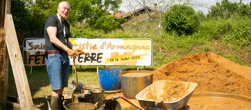 À Sainte-Christie-d'Armagnac on fabrique des adobes pour le four qui produira du fer