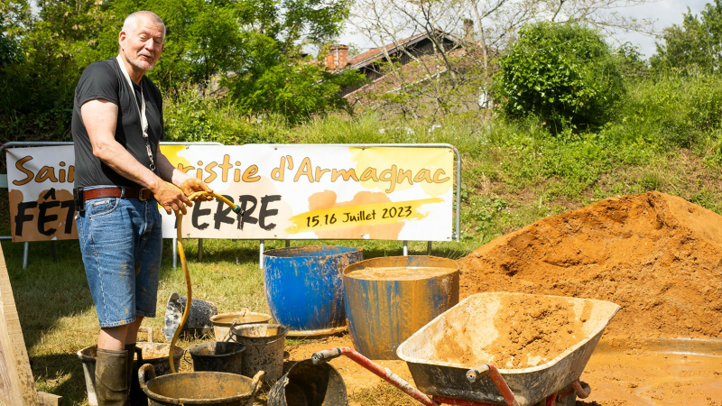À Sainte-Christie-d'Armagnac on fabrique des adobes pour le four qui produira du fer