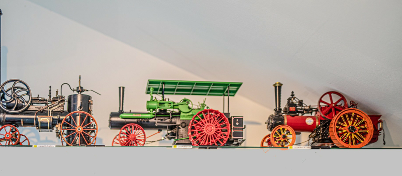 Démarrage de l'expo de maquettes d'engins agricoles anciens de Jean-Honoré Vercauteren à Toujouse
