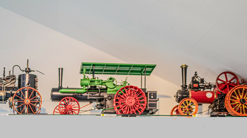 Démarrage de l'expo de maquettes d'engins agricoles anciens de Jean-Honoré Vercauteren à Toujouse