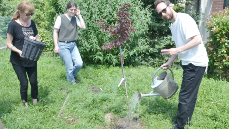 Josette Roudié, adjointe à l’environnement a planté un arbre