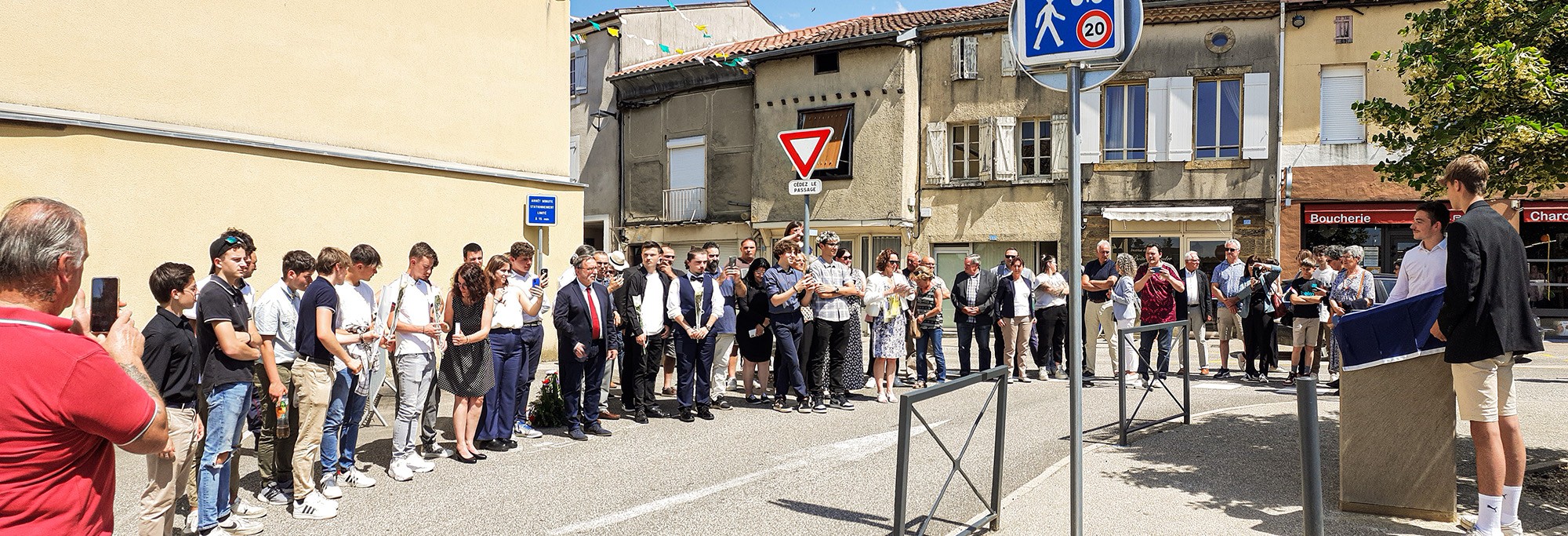 DR 00 La foule devant la plaque 1bis 020623.jpg