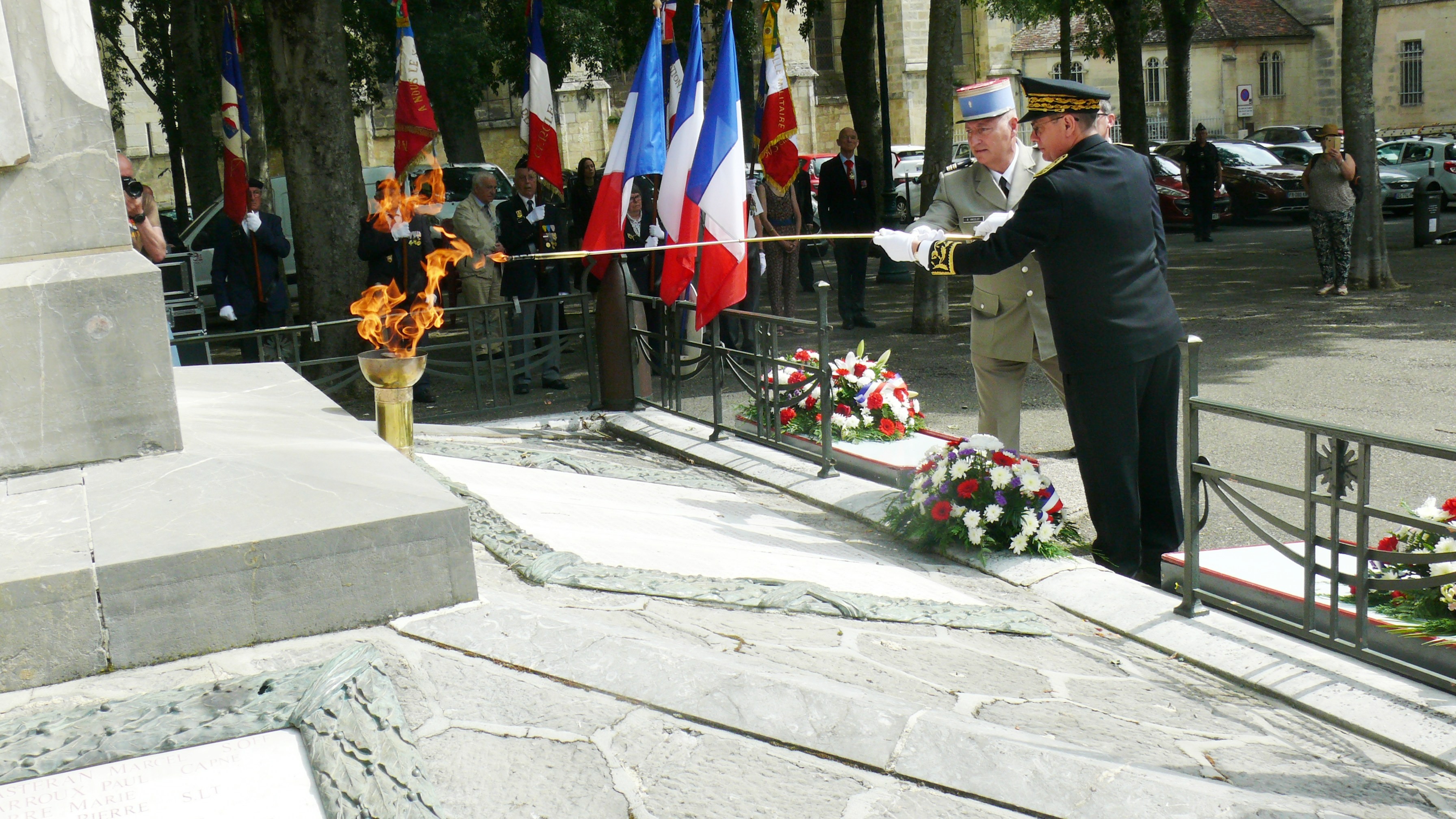 Ravivage de la flamme.