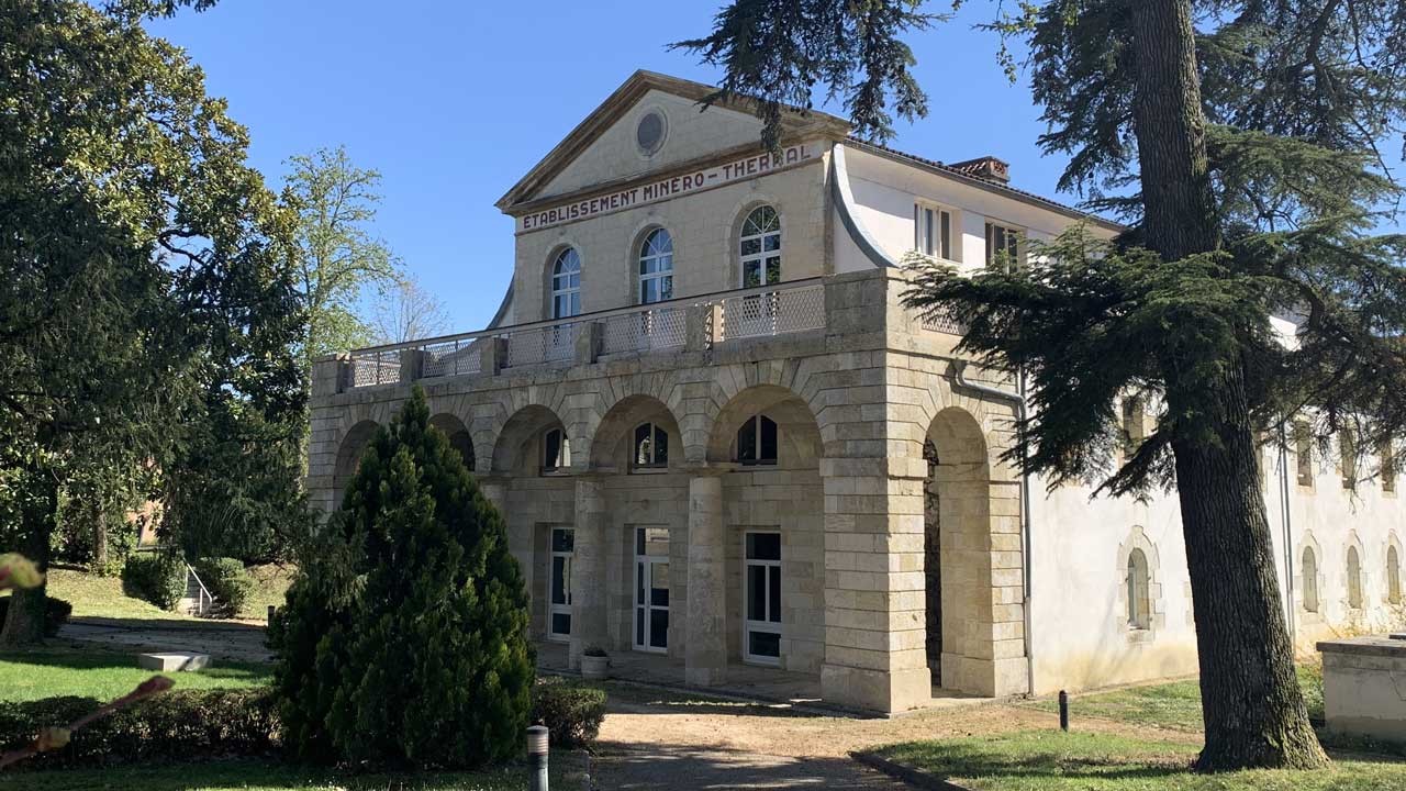 Facade-etablissement-thermes-Castera-Verduzan.jpg