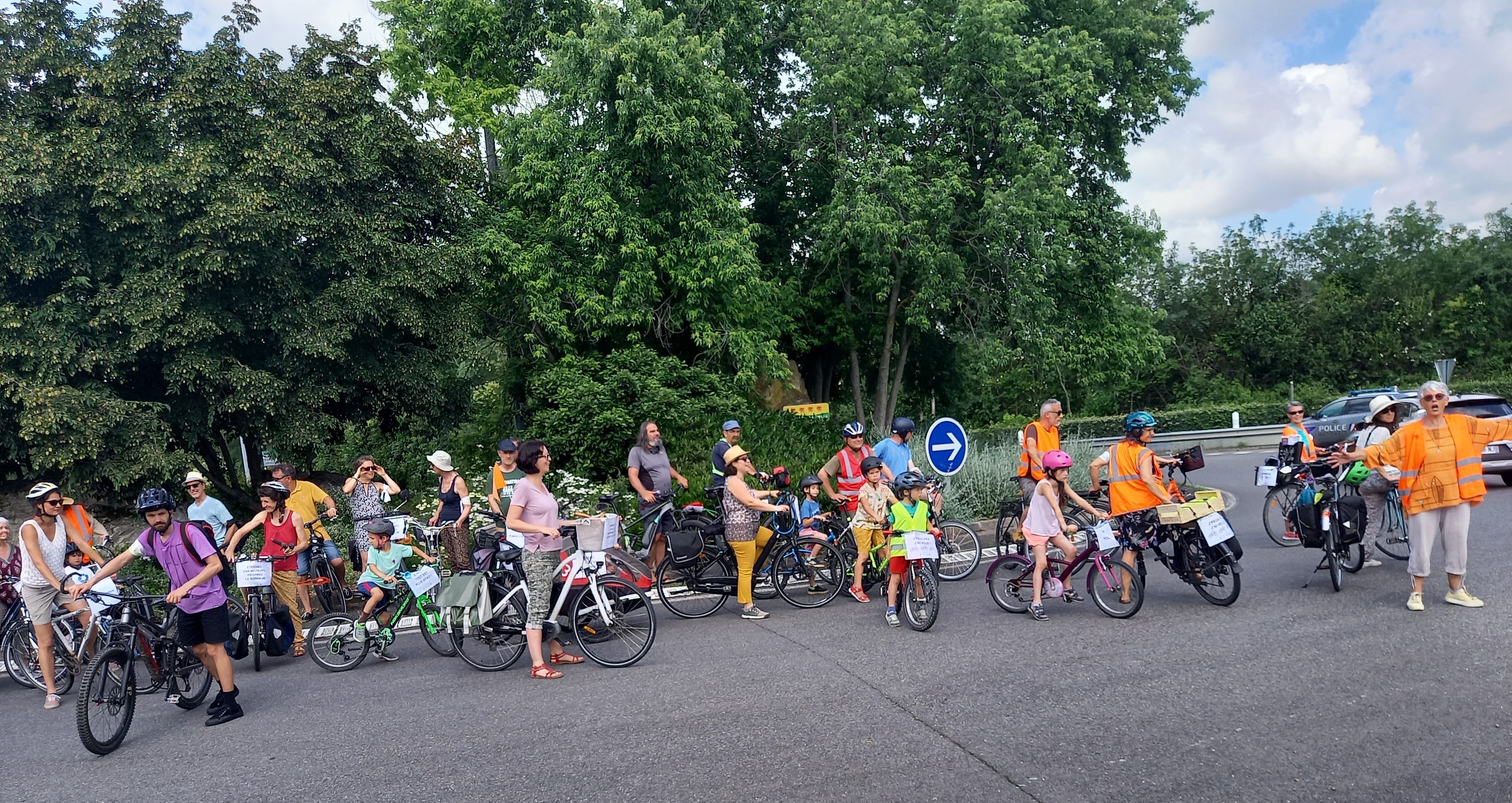 Les cyclotouristes au rond point des Grisons.