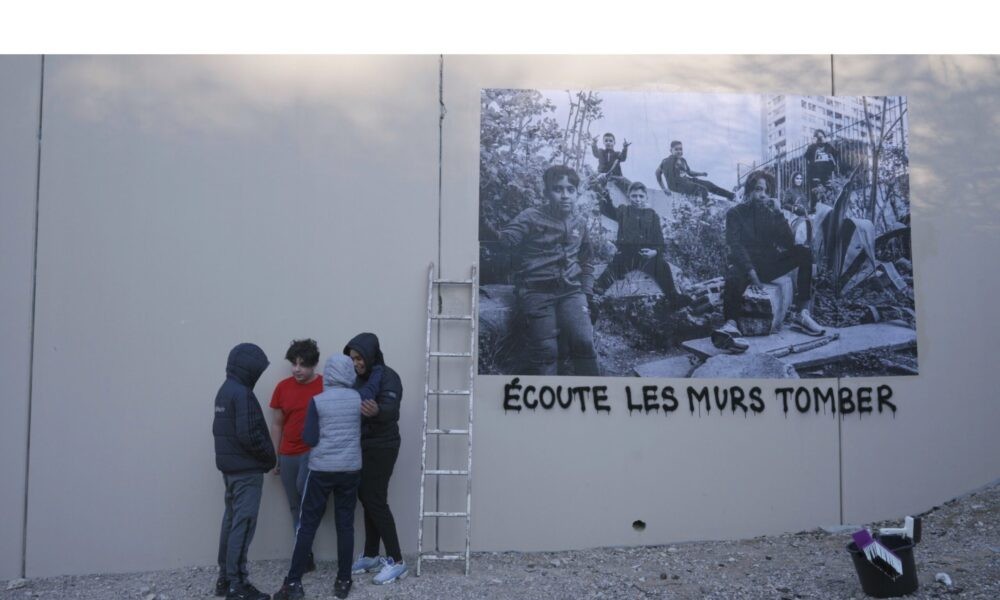 ECOUTE-LES-MURS-TOMBER-3-scaled-1000x600-c-default.jpg
