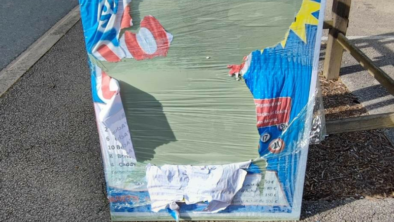 Un type d'affiches systématiquement lacérées au couteau.......Bof! , dirons certains !