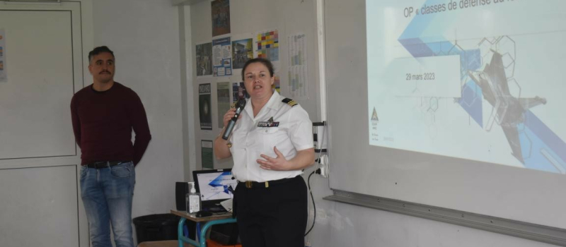 Une Commandante intervient pour l’ Opération classe de défense au féminin