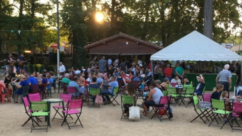 Fête de la musique autour d'un feu