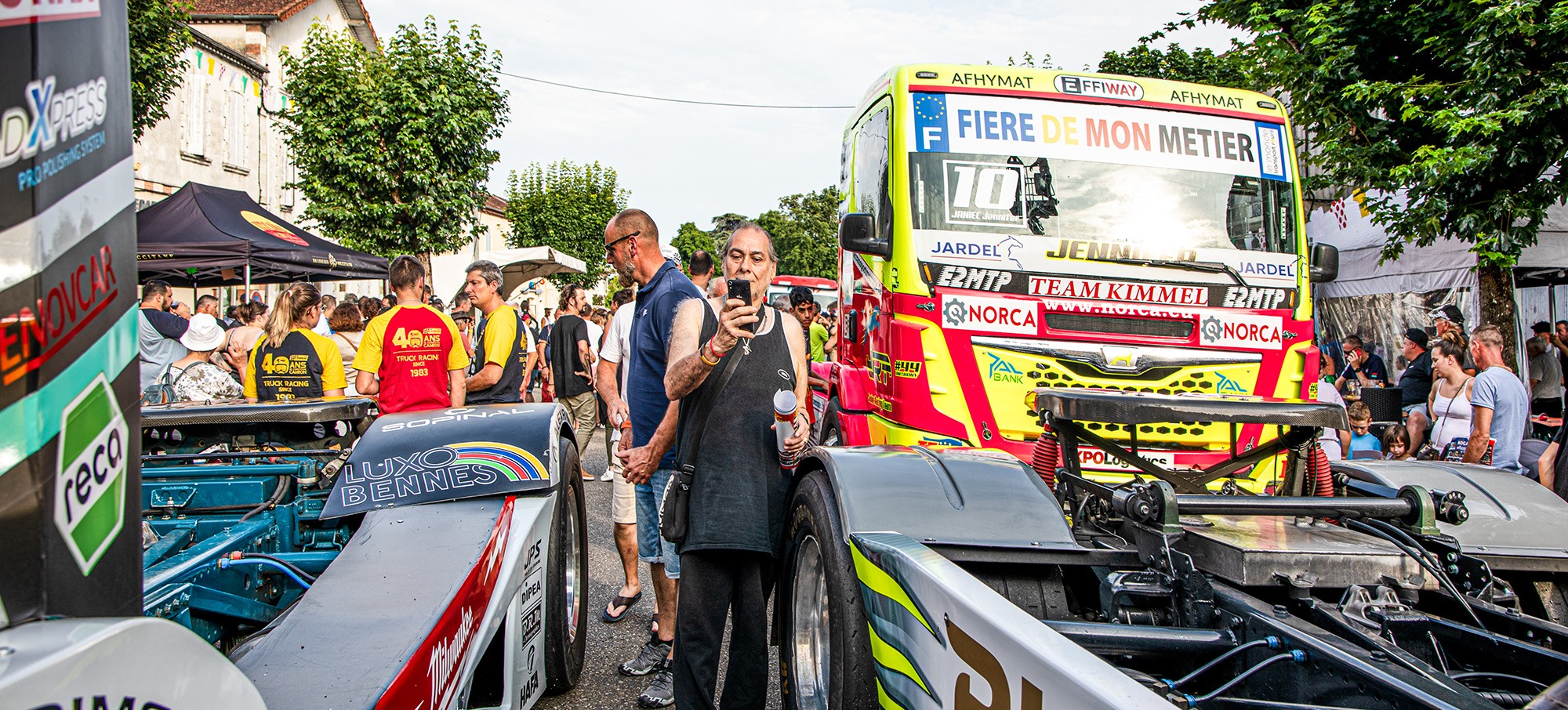 1 Foule joyeuse place des Pyrénées à Nogaro 1bis 160623886A1239 copie.jpg