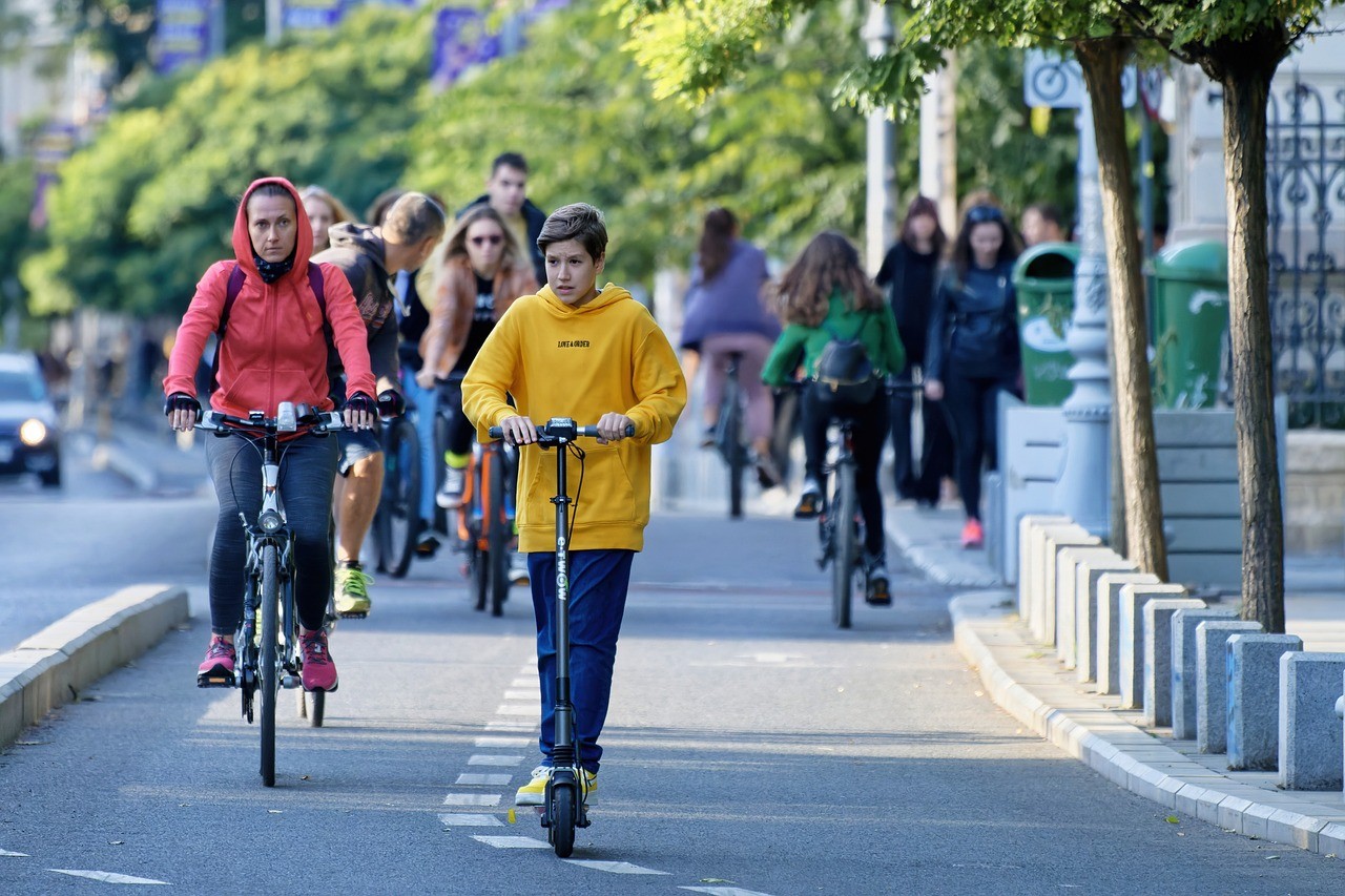 electric-scooters-7482995_1280.jpg
