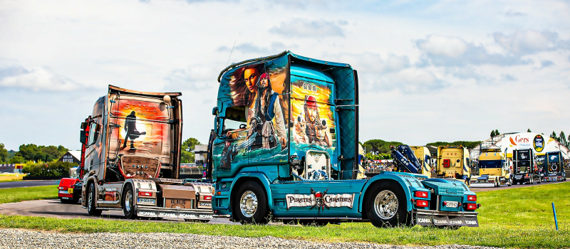 Grand Prix Camions à Nogaro (IV dernière): le défilé des superbes camions décorés