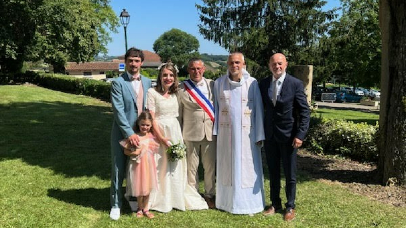 Le maire adjoint marie son fils et son frère jumeau célèbre la messe de mariage !
