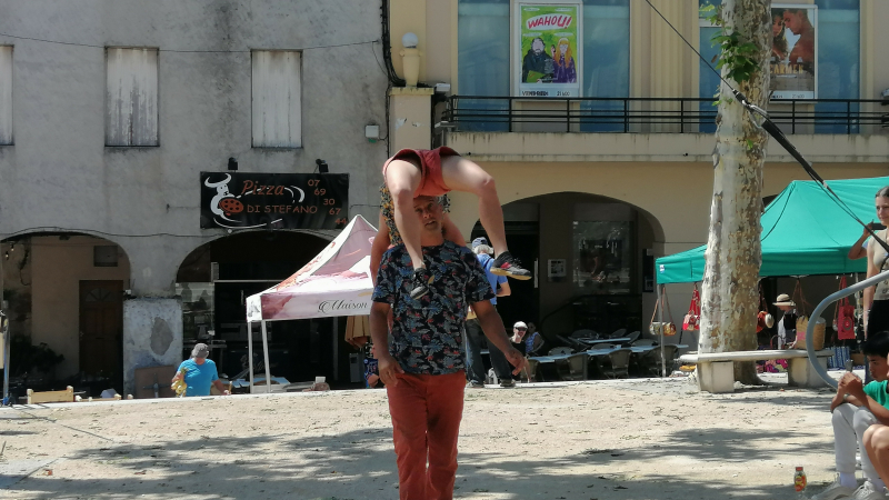 Quand le cirque s'invite sur le marché du vendredi...
