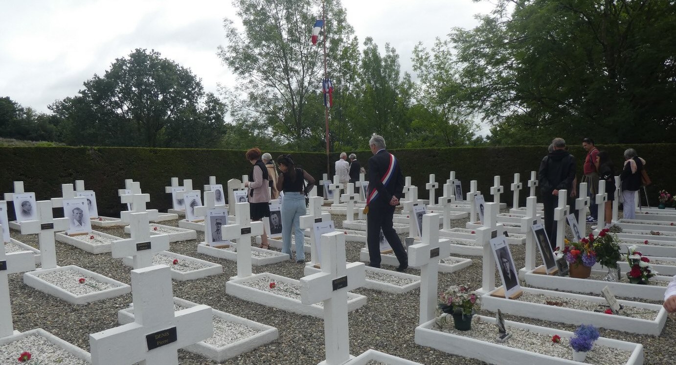 Le cimetière parcouru  par le député Jean-René Cazeneuve