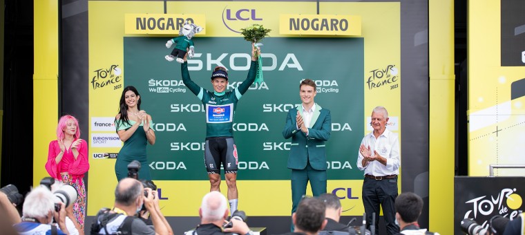 0 Jean-Pierre Parro sur le podium du Tour de France avec Jasper Philipsen vainqueur de l'étape de Nogaro 1bis 040723.jpg