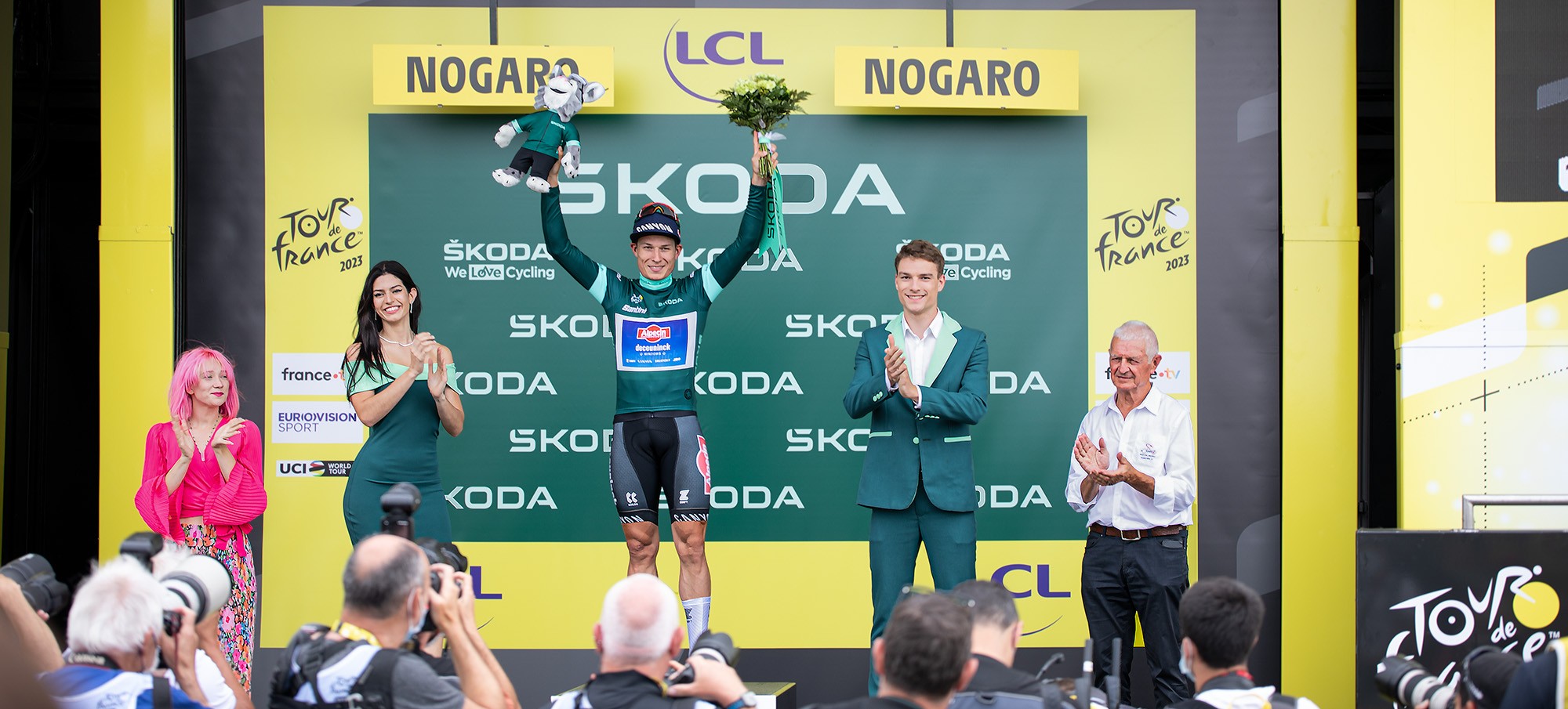 0 Jean-Pierre Parro sur le podium du Tour de France avec Jasper Philipsen vainqueur de l'étape de Nogaro 1bis 040723.jpg