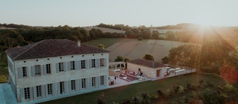 Cet été, le Château Engalin  fusionne l’art et la gastronomie avec le Club Engalin, des expériences culinaires festives aux Pool Parties musicales