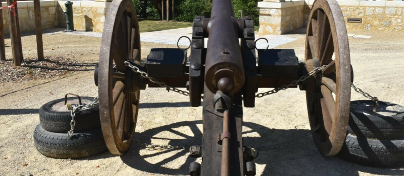 Le canon trône sur la place de la mairie