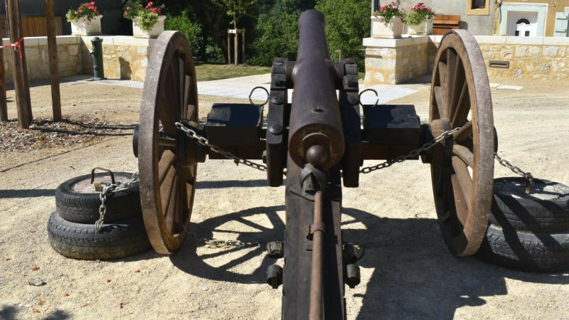Le canon trône sur la place de la mairie