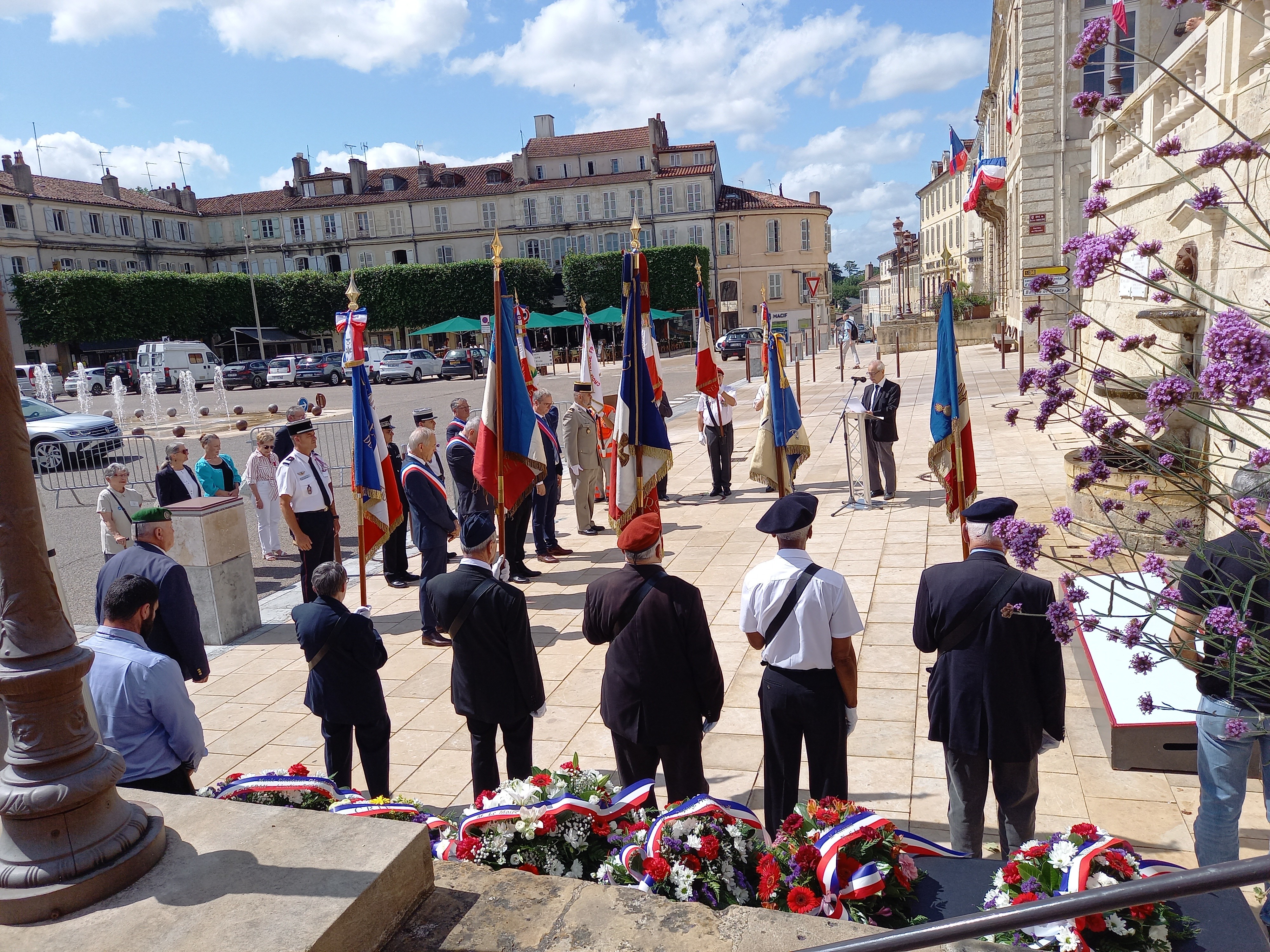 La cérémonie a eu lieu au pied des allées d'Etigny.