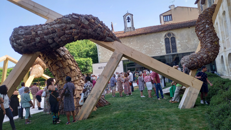 Le jardin du musée des Amériques accueille une œuvre spectaculaire et monumentale
